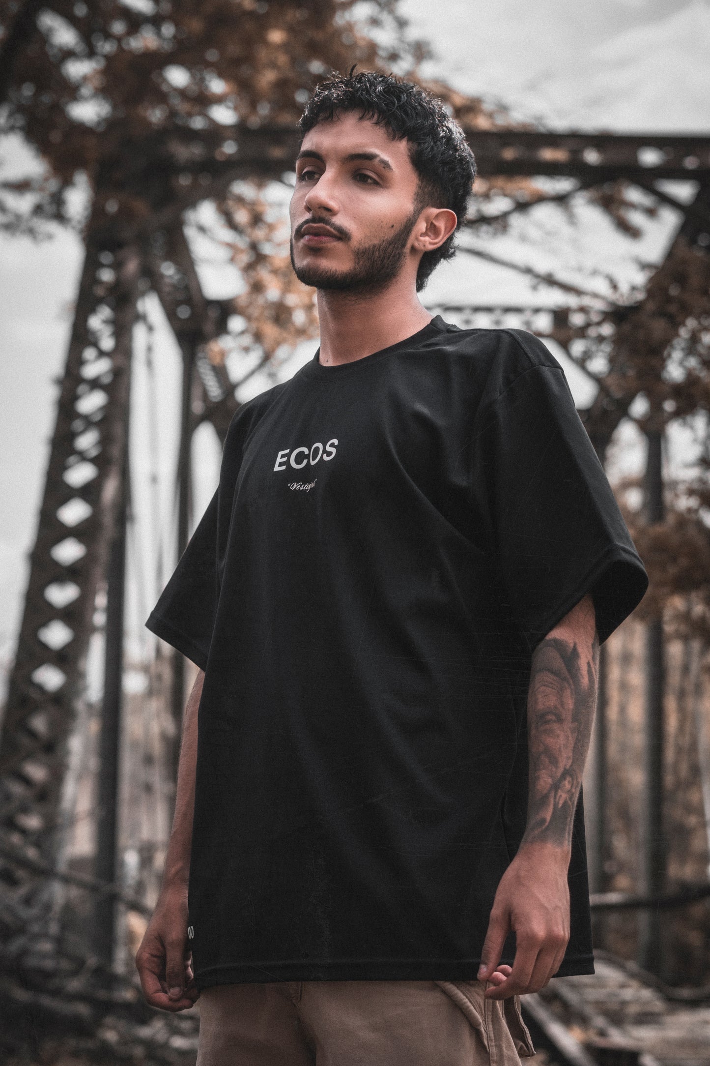 CAMISETA SEMI OVERSIZE VESTIGIOS K071